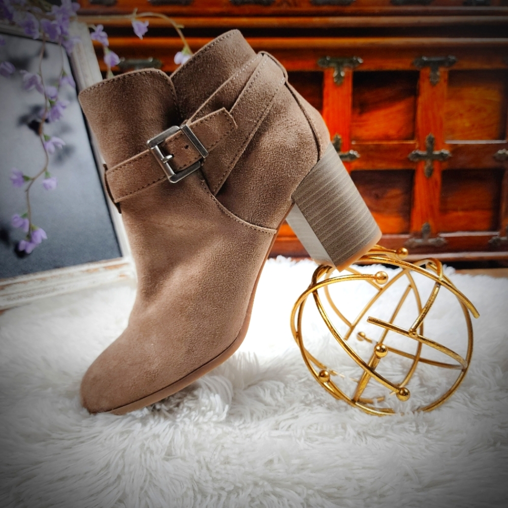 *NWT Slight Imperfections* Merona Water repellent Brown Ankle Boots 10